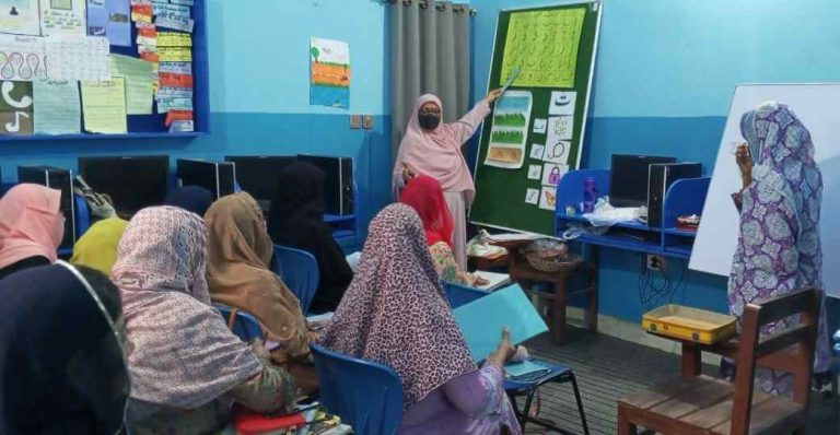 Educators engaged in training session at Baithak School Network workshop