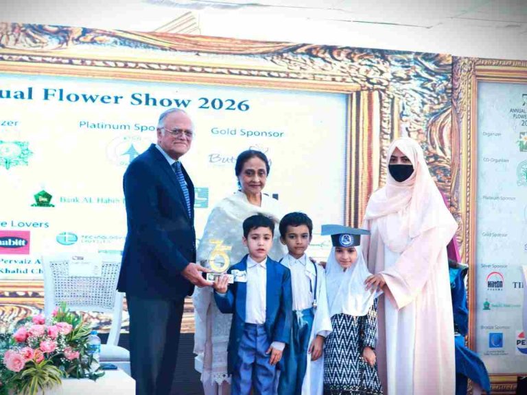 Baithak School receiving 1st Prize in Schools Category.