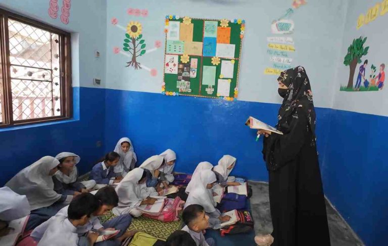 Mehreen Tahir teaching students and giving back to the Baithak School community.