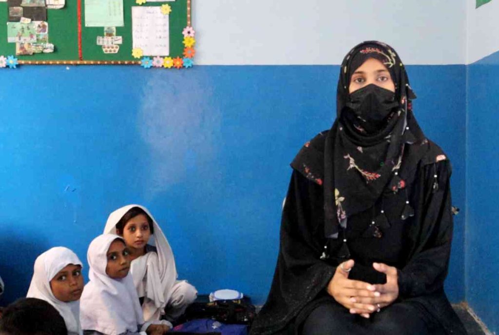 A young girl studying in school representing Mehreen Tahir’s early educational journey